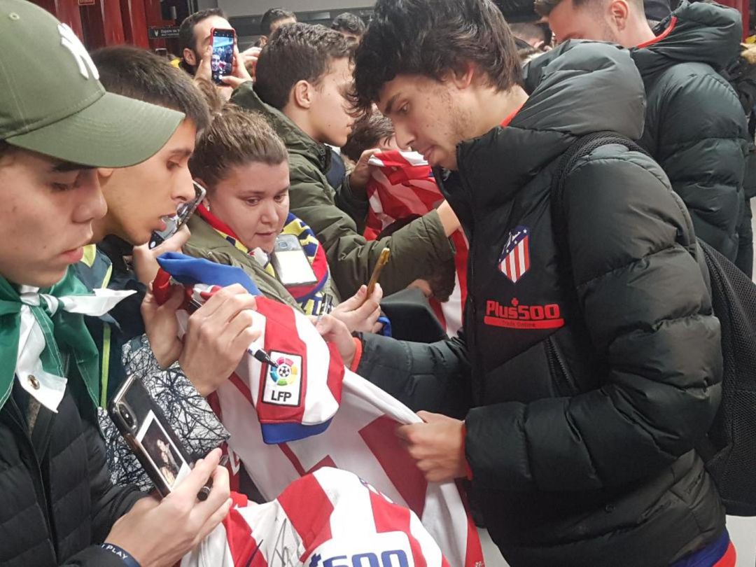 Joao Félix fue uno de los jugadores más solicitados a su llegada a León Joao Félix fue uno de los jugadores más solicitados a su llegada a León