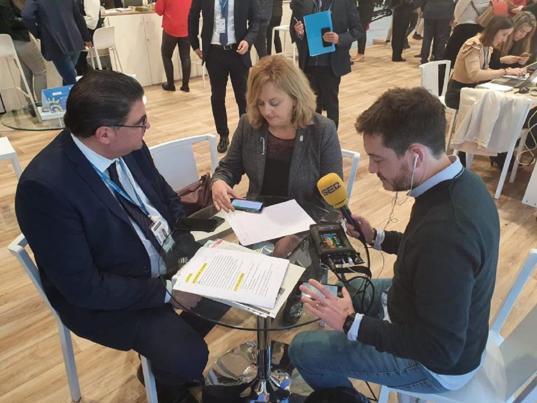 Paco Avargues y Ana Sala, del Ayuntamiento de Calp, con nuestro compañero Sergio Denia. Paco Avargues y Ana Sala, del Ayuntamiento de Calp, con nuestro compañero Sergio Denia.