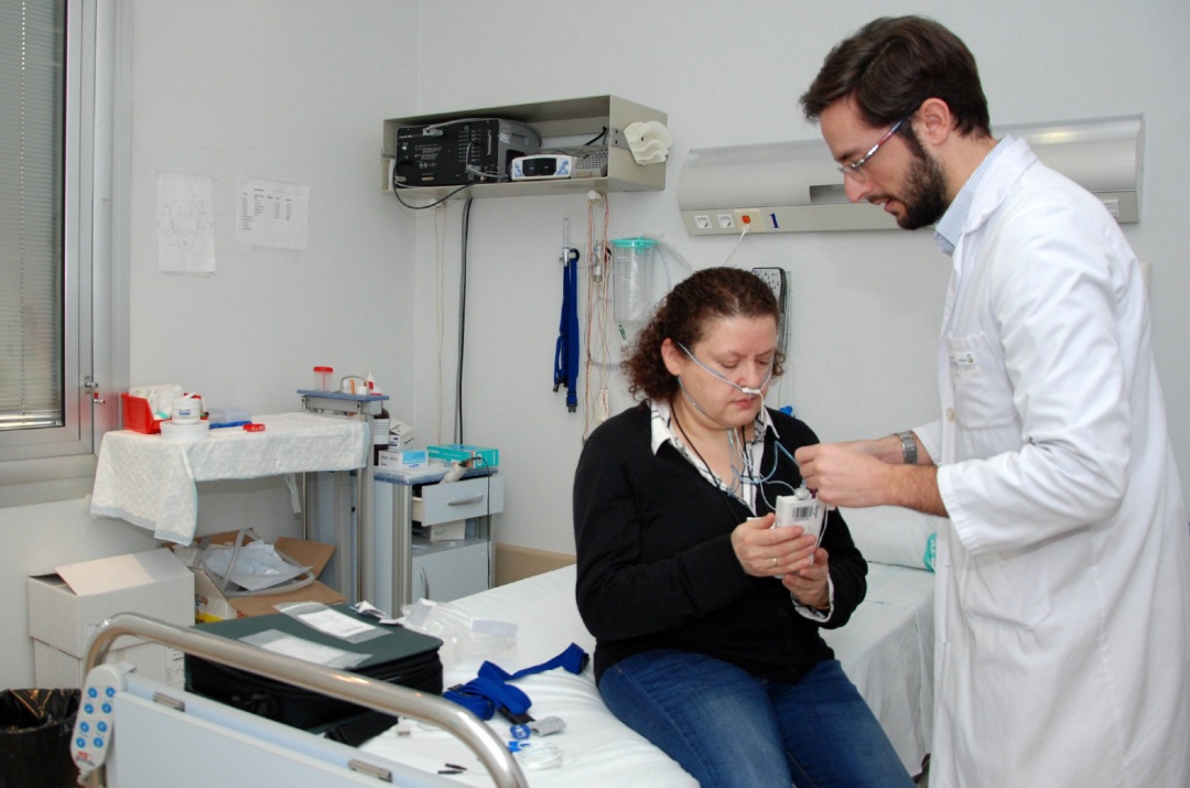 Un médico atiende a una paciente Un médico atiende a una paciente