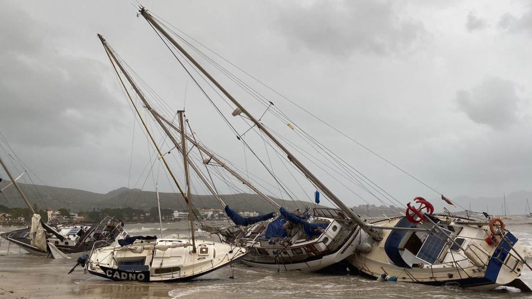 Las malas condiciones meteorológicas han dejado varadas hasta 25 embarcaciones en la bahía de Pollença. Las malas condiciones meteorológicas han dejado varadas hasta 25 embarcaciones en la bahía de Pollença.