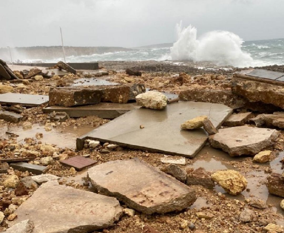 Destrozos en la costa de Sant Lluís Destrozos en la costa de Sant Lluís