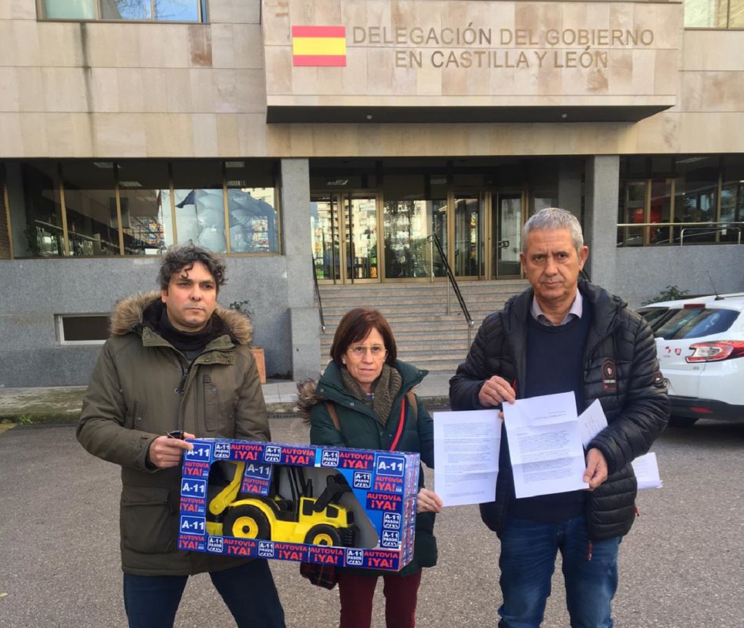 Algunos de los representantes de la plataforma A11 Pasos de Peñafiel frente a la sede de la Subdelegación de Gobierno en Valladolid. Algunos de los representantes de la plataforma A11 Pasos de Peñafiel frente a la sede de la Subdelegación de Gobierno en Valladolid.
