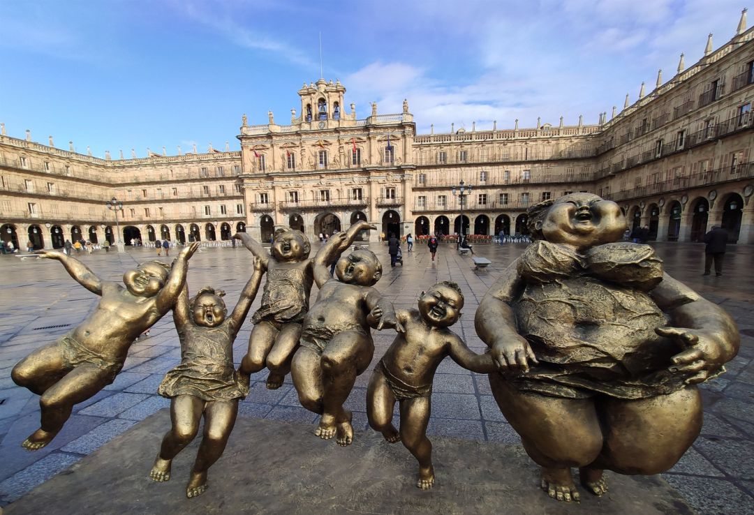 Escultura de Xu Hongfei en la Plaza Mayor de Salamanca Escultura de Xu Hongfei en la Plaza Mayor de Salamanca