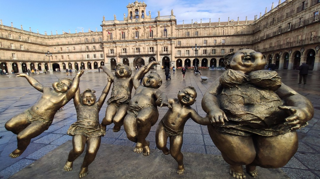 La escultura 'Tierra soleada' de Xu Hongfei ya luce en la Plaza Mayor