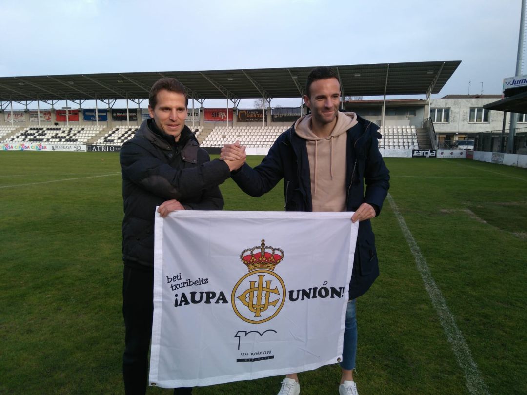 Beobide y Viguera posan con la bandera del Real Unión sobre el césped del Stadium Gal Beobide y Viguera posan con la bandera del Real Unión sobre el césped del Stadium Gal