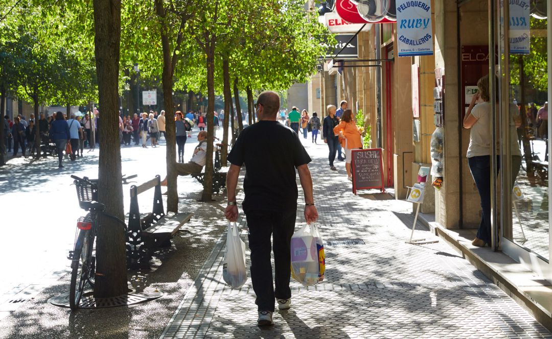 Un hombre pasea por una calle de San Sebastián en una imagen de archivo. Un hombre pasea por una calle de San Sebastián en una imagen de archivo.