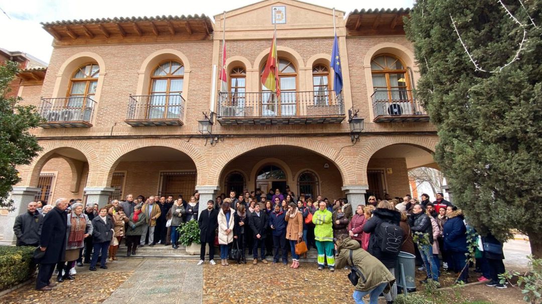 Vecinos de la localidad de La Puebla de Almoradiel, Toledo, guardan un minuto de silencio junto al ayuntamineto, tras confirmarse que la muerte de una mujer de 43 años, vecina de la localidad, es un caso de violencia de género, en La Puebla de Almoradiel Vecinos de la localidad de La Puebla de Almoradiel, Toledo, guardan un minuto de silencio junto al ayuntamineto, tras confirmarse que la muerte de una mujer de 43 años, vecina de la localidad, es un caso de violencia de género, en La Puebla de Almoradiel