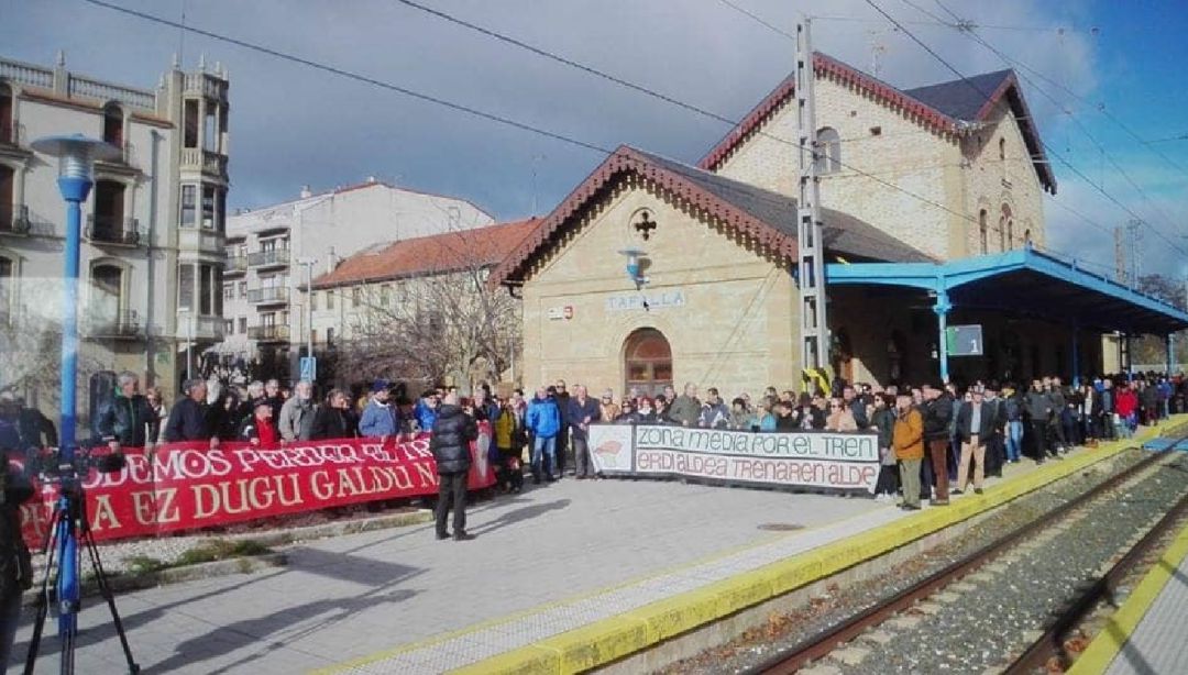 Concentración vecinal en Tafalla en protesta por el cierre de la taquilla de la estación de tren Concentración vecinal en Tafalla en protesta por el cierre de la taquilla de la estación de tren
