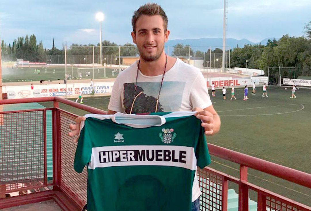 El delantero Jesús Gómez con la camiseta del Úbeda Viva El delantero Jesús Gómez con la camiseta del Úbeda Viva