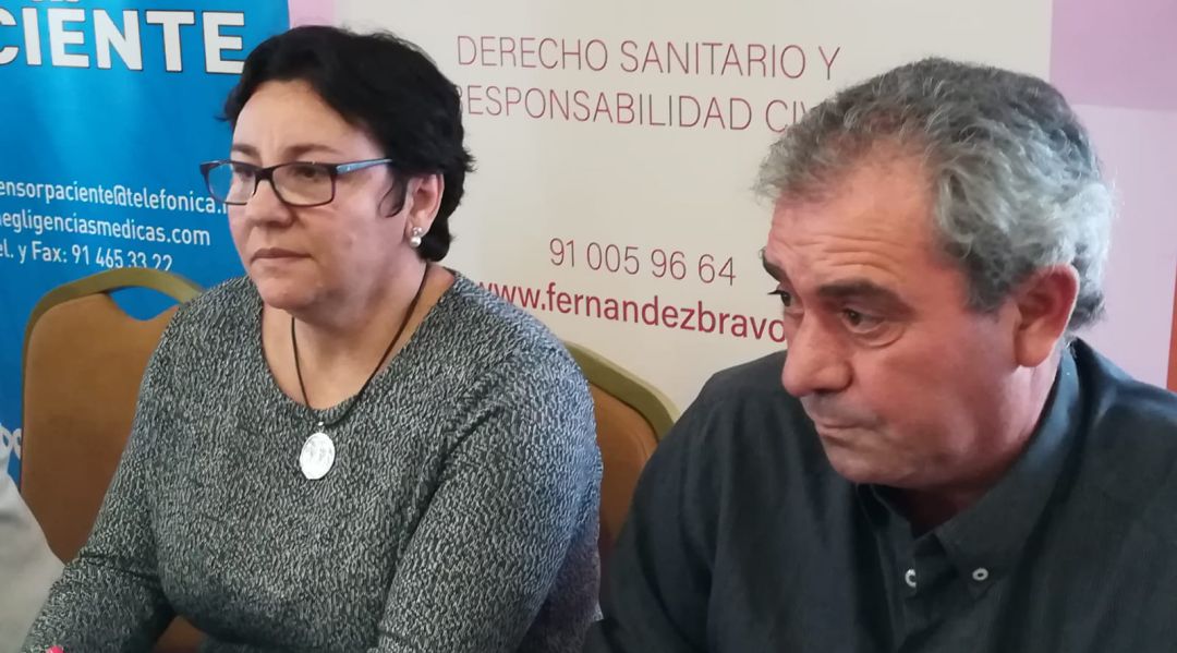Ascensión y Juan José, los padres de la pequeña Paula, quien sufrió graves secuelas por negligencias médicas en su parto en el Hospital de Valdepeñas (Ciudad Real) Ascensión y Juan José, los padres de la pequeña Paula, quien sufrió graves secuelas por negligencias médicas en su parto en el Hospital de Valdepeñas (Ciudad Real)