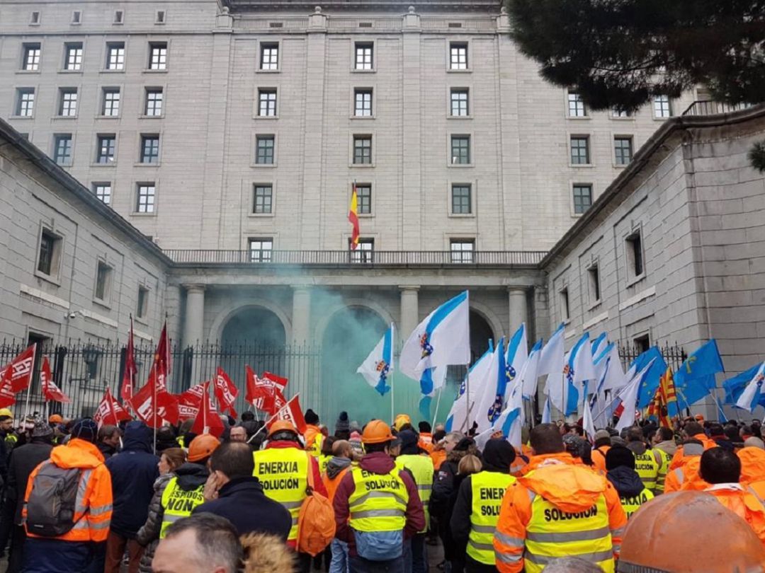 Trabajadores de distintas empresas manifestándose frente al ministerio. Trabajadores de distintas empresas manifestándose frente al ministerio.