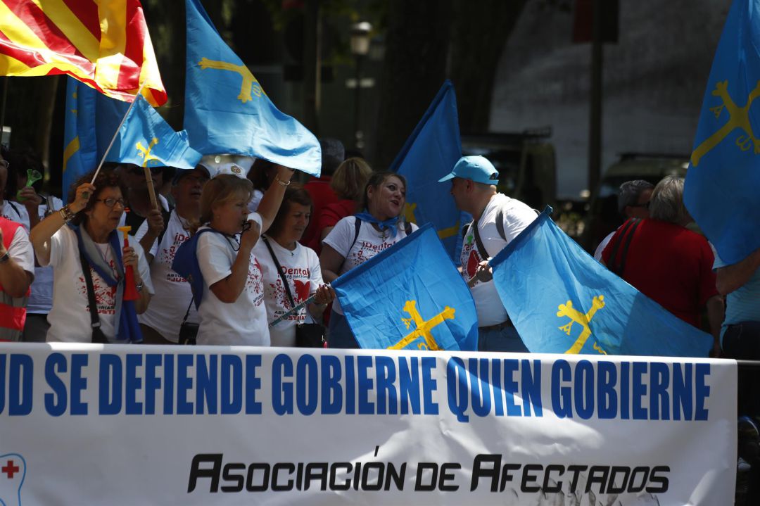 Una de las protestas llevada a cabo por iDental ante las puertas del Ministerio de Sanidad. Una de las protestas llevada a cabo por iDental ante las puertas del Ministerio de Sanidad.