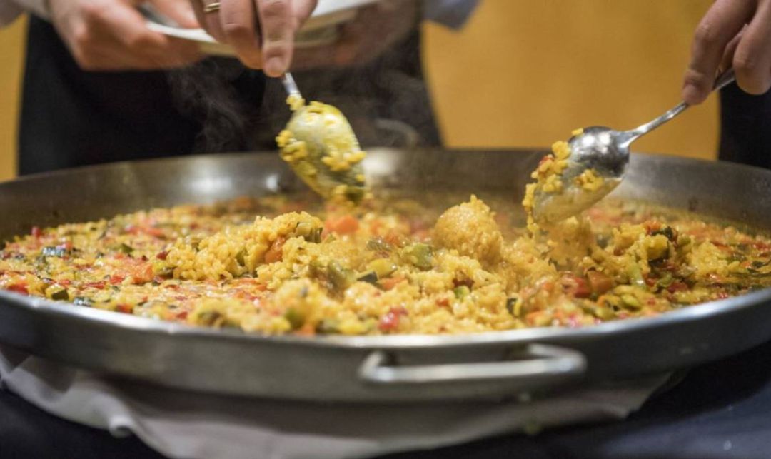 Imagen de archivo de una paella. Imagen de archivo de una paella.