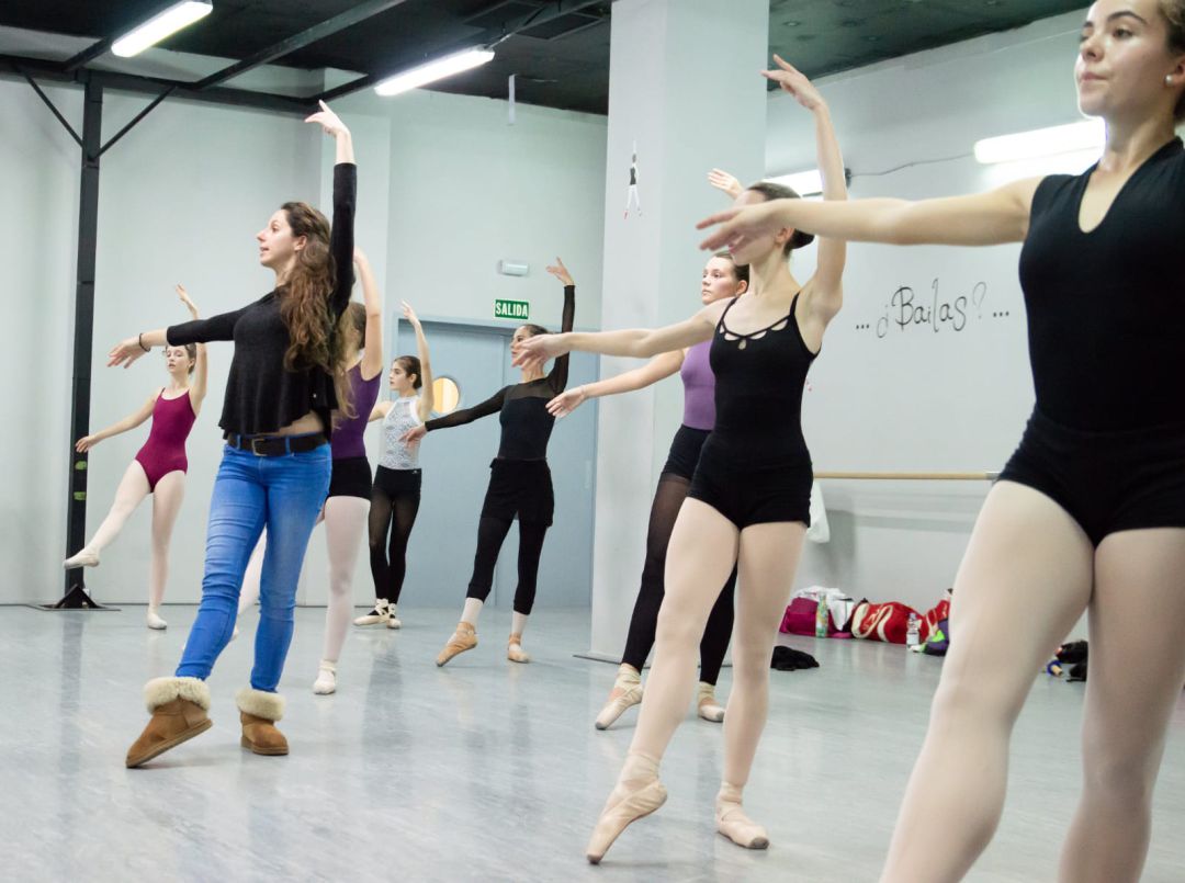 Elena Jiménez Alcalá, directora de danza clásica, impartiendo una clase Elena Jiménez Alcalá, directora de danza clásica, impartiendo una clase