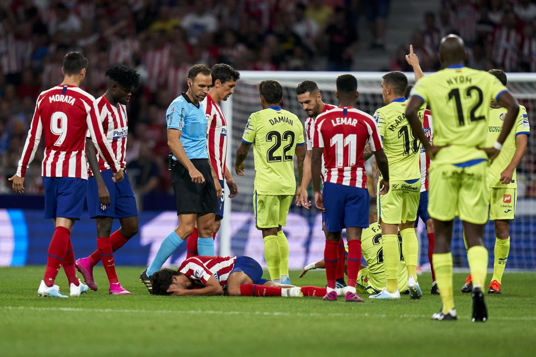 El jugador del C. Atlético de Madrid, Joao Felix, se duele de una falta durante un partido contra el Getafe C.F. El jugador del C. Atlético de Madrid, Joao Felix, se duele de una falta durante un partido contra el Getafe C.F.