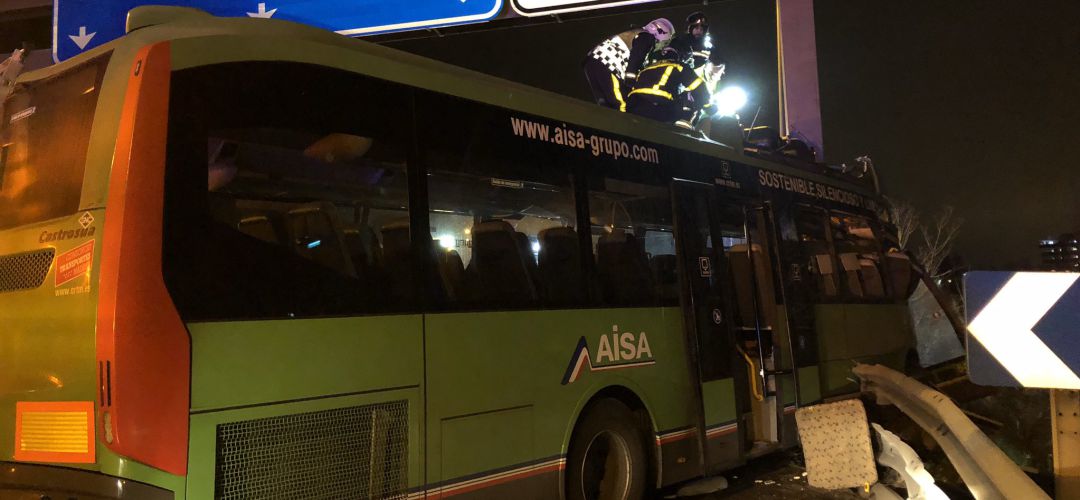 El autobús empotrado contra el lateral de la autovía El autobús empotrado contra el lateral de la autovía