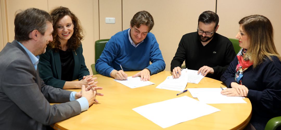 El alcalde fuenlabreño, Javier Ayala, firma el convenio sobre la nueva Lanzadera de empleo. El alcalde fuenlabreño, Javier Ayala, firma el convenio sobre la nueva Lanzadera de empleo.