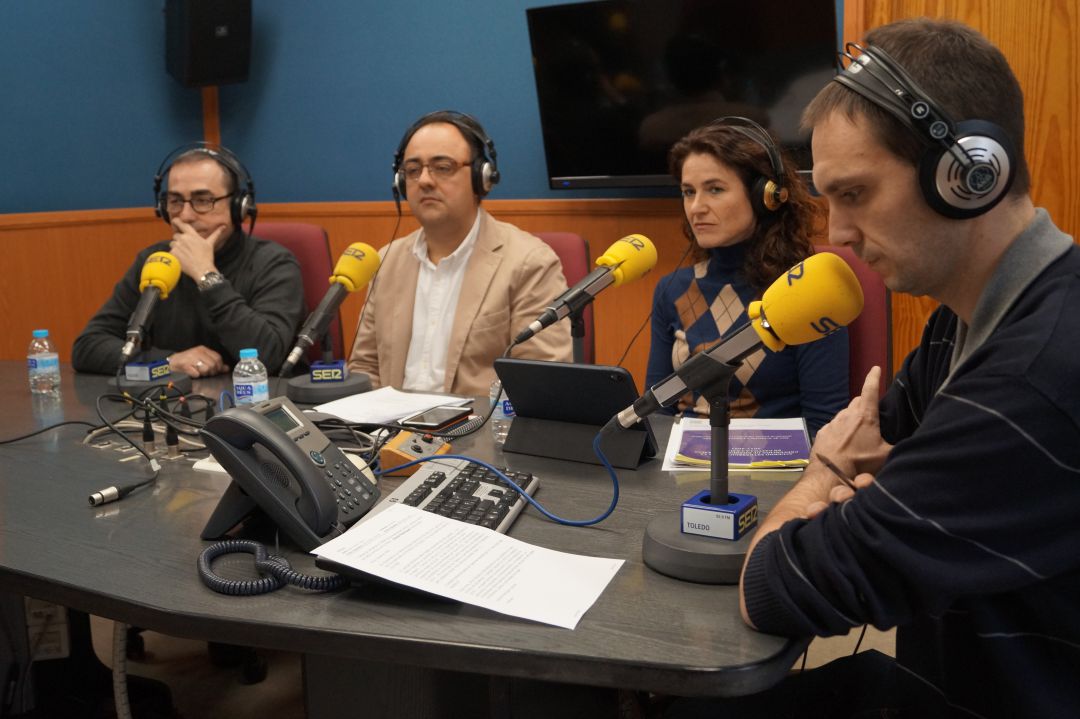 Paco de la Rosa, secretario regional de CCOO; Juan Díaz, director territorial de la Inspección de Trabajo; Nuria Chust, viceconsejera de Empleo; y Daniel Rodríguez, periodista de la SER que nos ha contado los datos sobre siniestralidad laboral Paco de la Rosa, secretario regional de CCOO; Juan Díaz, director territorial de la Inspección de Trabajo; Nuria Chust, viceconsejera de Empleo; y Daniel Rodríguez, periodista de la SER que nos ha contado los datos sobre siniestralidad laboral