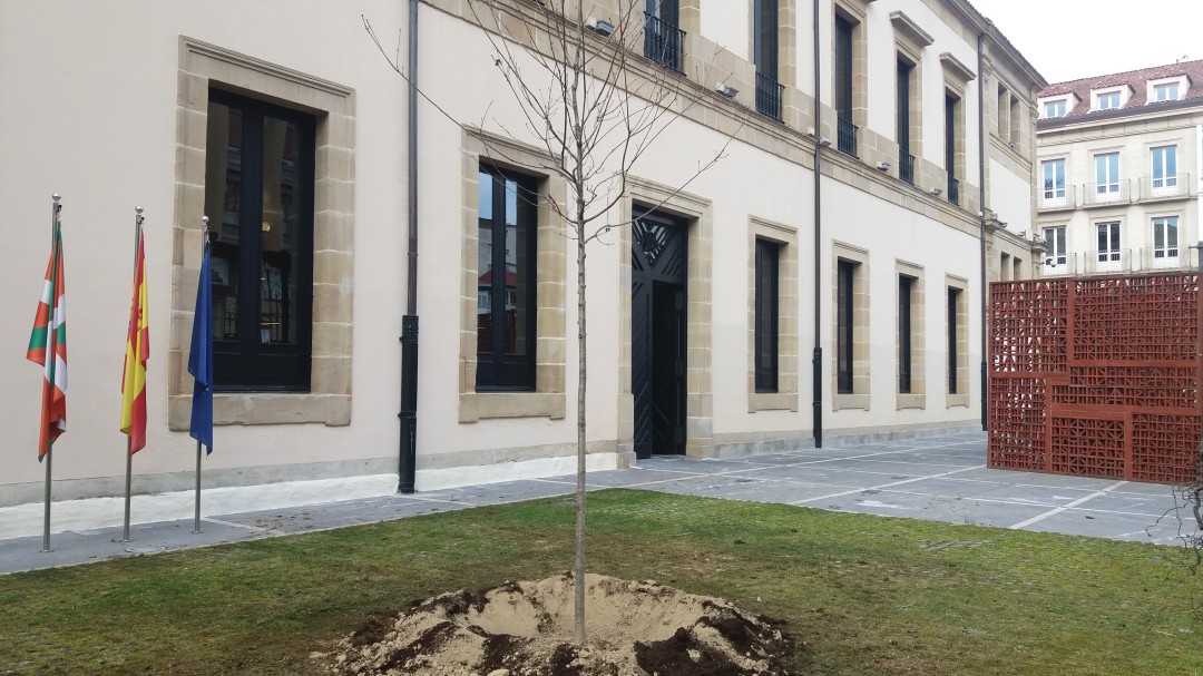 El Árbol de Gernika echa raíces en el Parlamento vasco