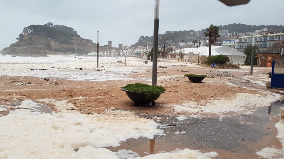 La espuma marina inunda las calles de Tossa de Mar