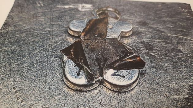 Imagen cedida por Consujoya de una pieza de Tous analizada por el laboratorio. Imagen cedida por Consujoya de una pieza de Tous analizada por el laboratorio.