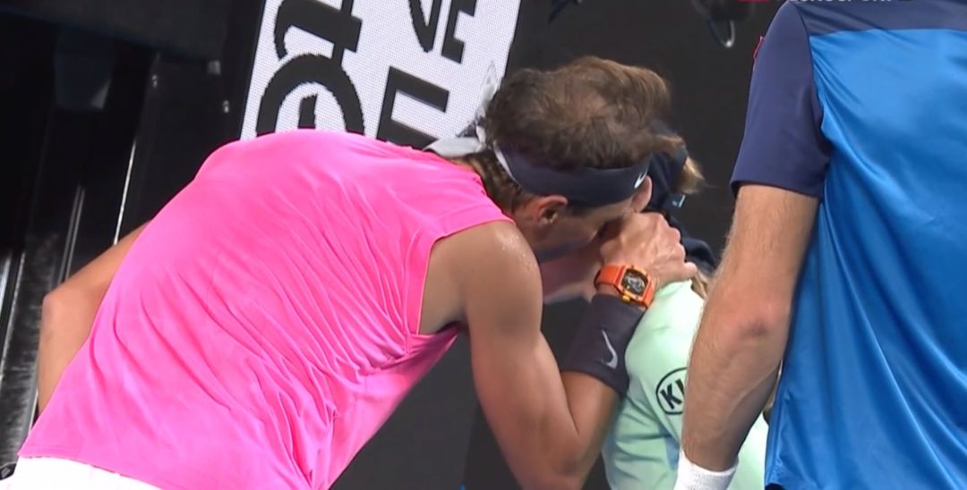 Nadal, con la recogepelotas a la que golpeó por accidente Nadal, con la recogepelotas a la que golpeó por accidente