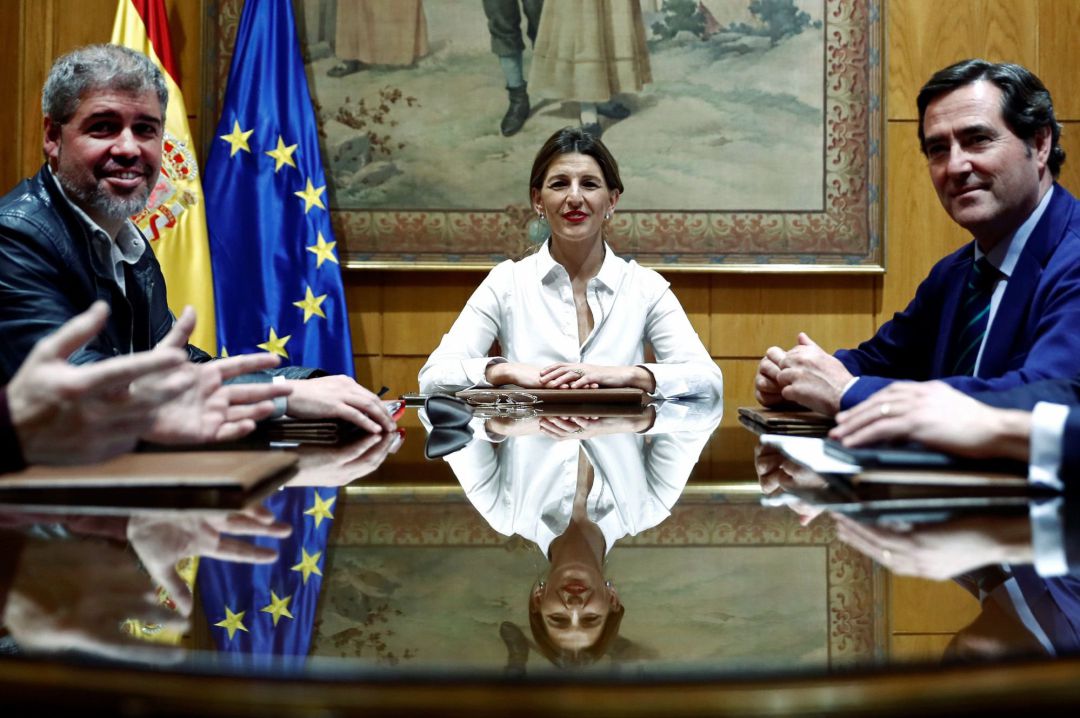 La ministra de Trabajo, Yolanda Díaz, reunida con el dirigente de la patronal CEOE, Antonio Garamendi (d), y del sindicato, CCOO, Unai Sordo (i). La ministra de Trabajo, Yolanda Díaz, reunida con el dirigente de la patronal CEOE, Antonio Garamendi (d), y del sindicato, CCOO, Unai Sordo (i).