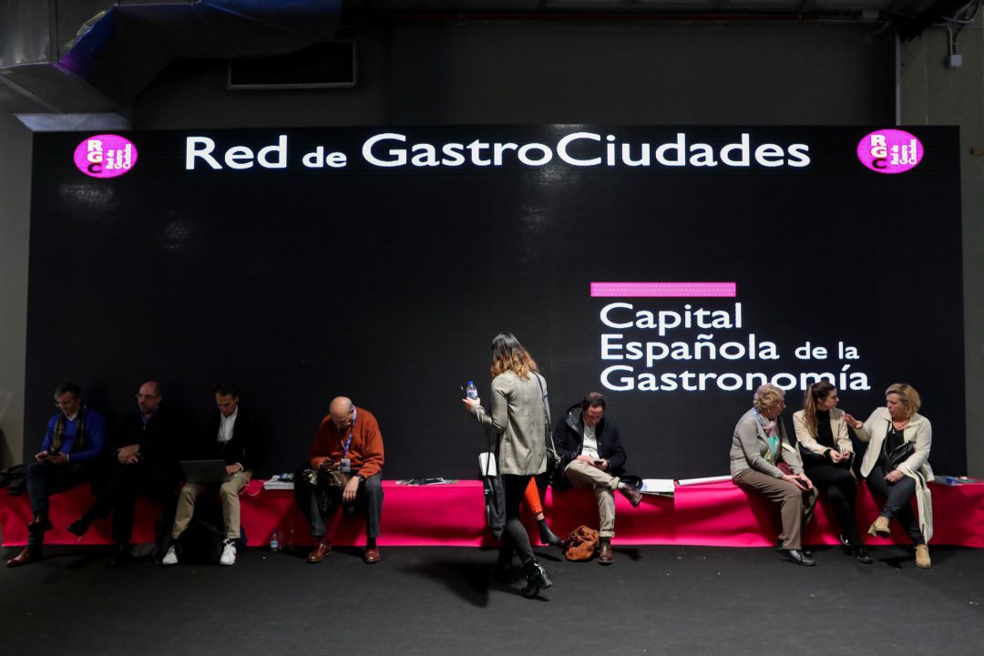 Zona de descanso de la Red de Gastro Ciudades en uno de los pabellones de Ifema durante la inauguración de la Feria Internacional de Turismo de Madrid. Zona de descanso de la Red de Gastro Ciudades en uno de los pabellones de Ifema durante la inauguración de la Feria Internacional de Turismo de Madrid.