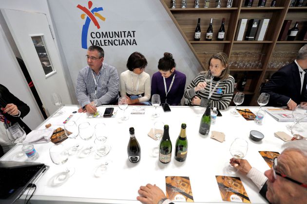 Varias personas participan en una cta de vinos en el expositor de la Comunitat Valenciana en la feria internacional del turismo de Madrid. Varias personas participan en una cta de vinos en el expositor de la Comunitat Valenciana en la feria internacional del turismo de Madrid.