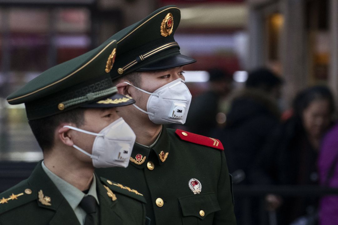 Agentes de la policía china, protegidos con mascarillas en la capital del país. Agentes de la policía china, protegidos con mascarillas en la capital del país.