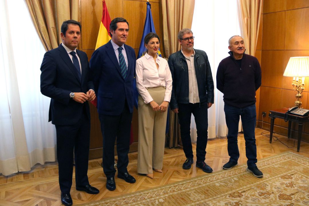La ministra de Trabajo Yolanda Díaz y los representantes de los agentes sociales. La ministra de Trabajo Yolanda Díaz y los representantes de los agentes sociales.