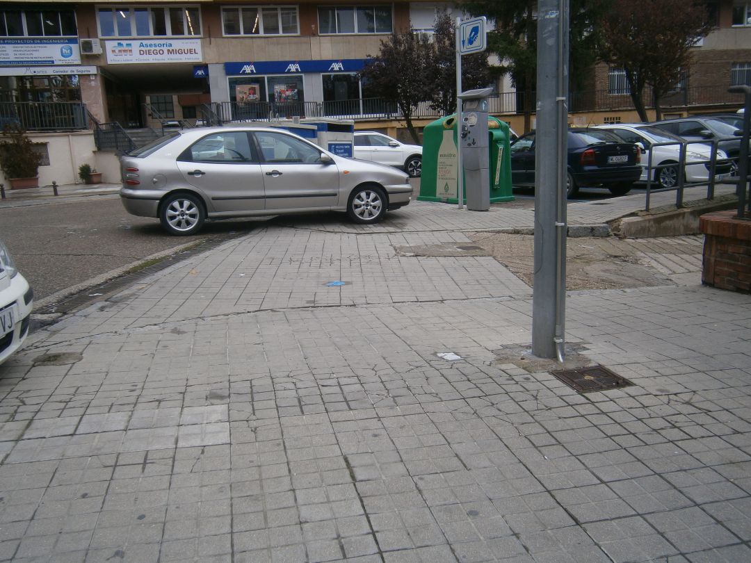 Uno de los 300 impedimentos detectados para la circulación de peatones en la zona centro Uno de los 300 impedimentos detectados para la circulación de peatones en la zona centro