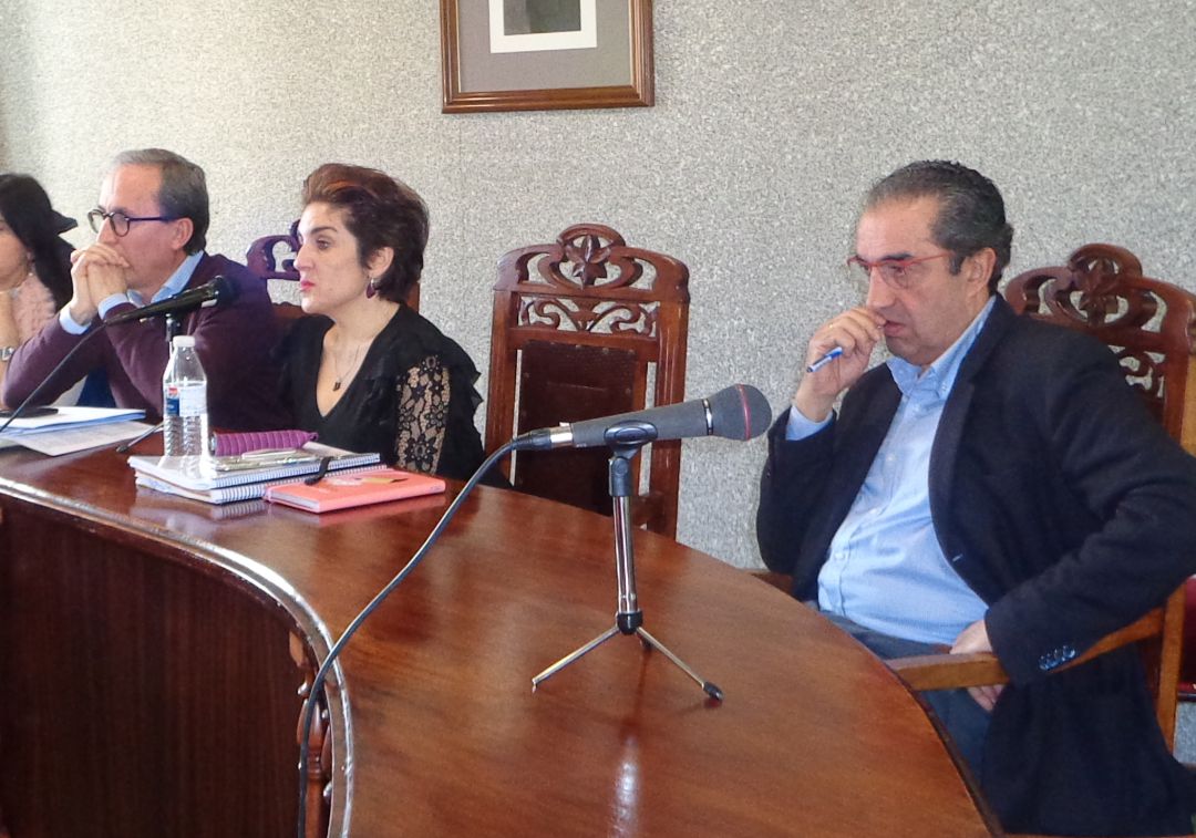 Davil Colinas (dcha) acompañó a los responsables de la Gerencia Atención Primaria este miércoles en la reunión mantenida con los alcaldes de la zona básica de salud Davil Colinas (dcha) acompañó a los responsables de la Gerencia Atención Primaria este miércoles en la reunión mantenida con los alcaldes de la zona básica de salud