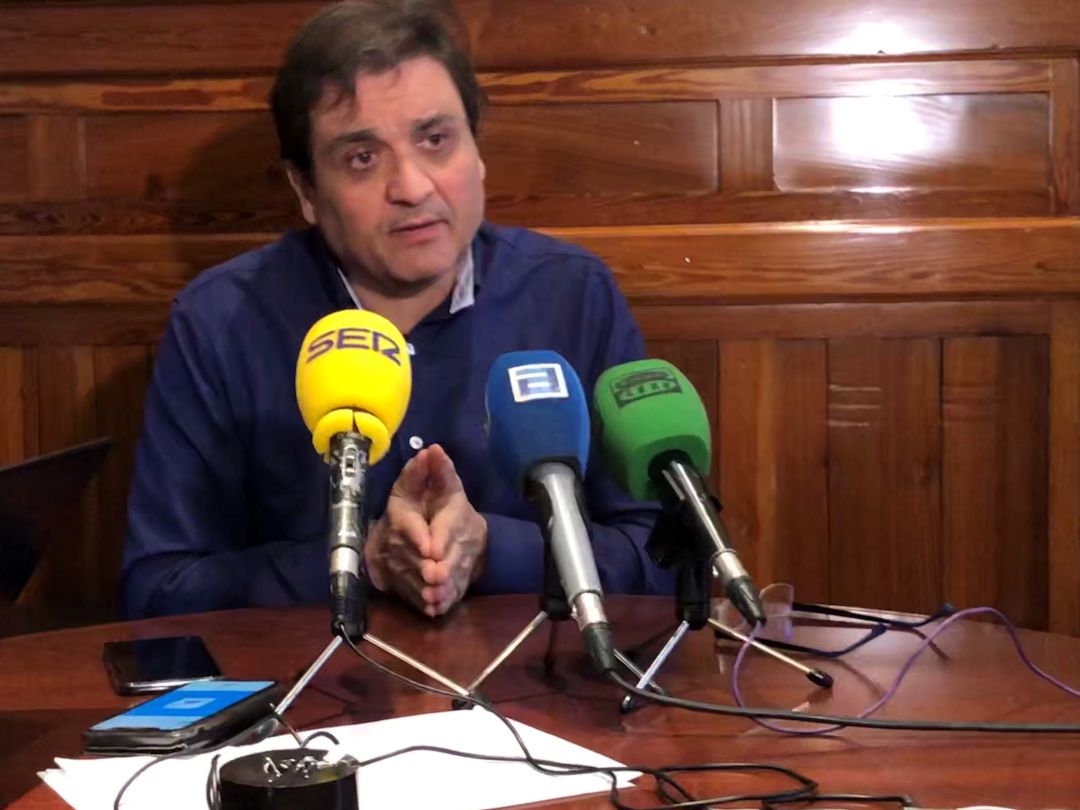 El coordinador en funciones de Izquierda Unida de Asturias durante su comparecencia para desmentir la existencia de conflicto con la direccion federal de la coalición El coordinador en funciones de Izquierda Unida de Asturias durante su comparecencia para desmentir la existencia de conflicto con la direccion federal de la coalición