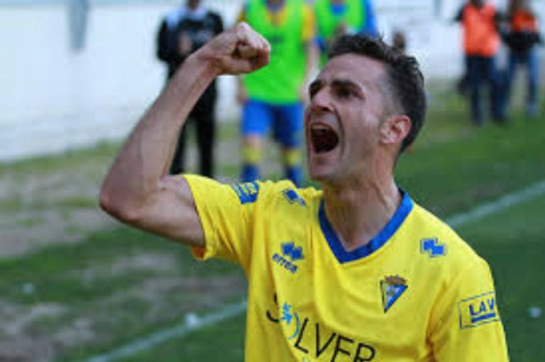 Villar celebra un gol con la camsieta del Cádiz Villar celebra un gol con la camsieta del Cádiz