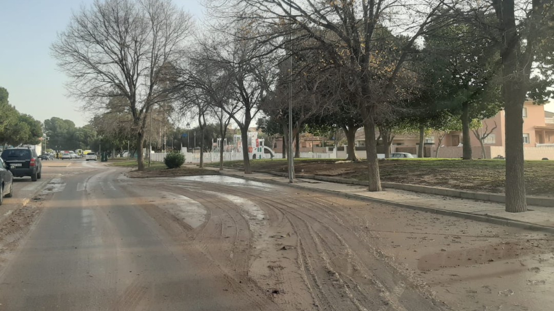 Prosiguen las labores de limpieza en los pueblos ribereños del Mar Menor