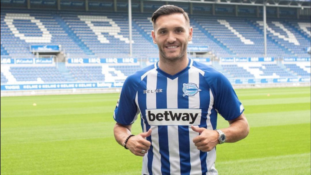 Lucas Pérez posa con la camiseta del Alavés Lucas Pérez posa con la camiseta del Alavés