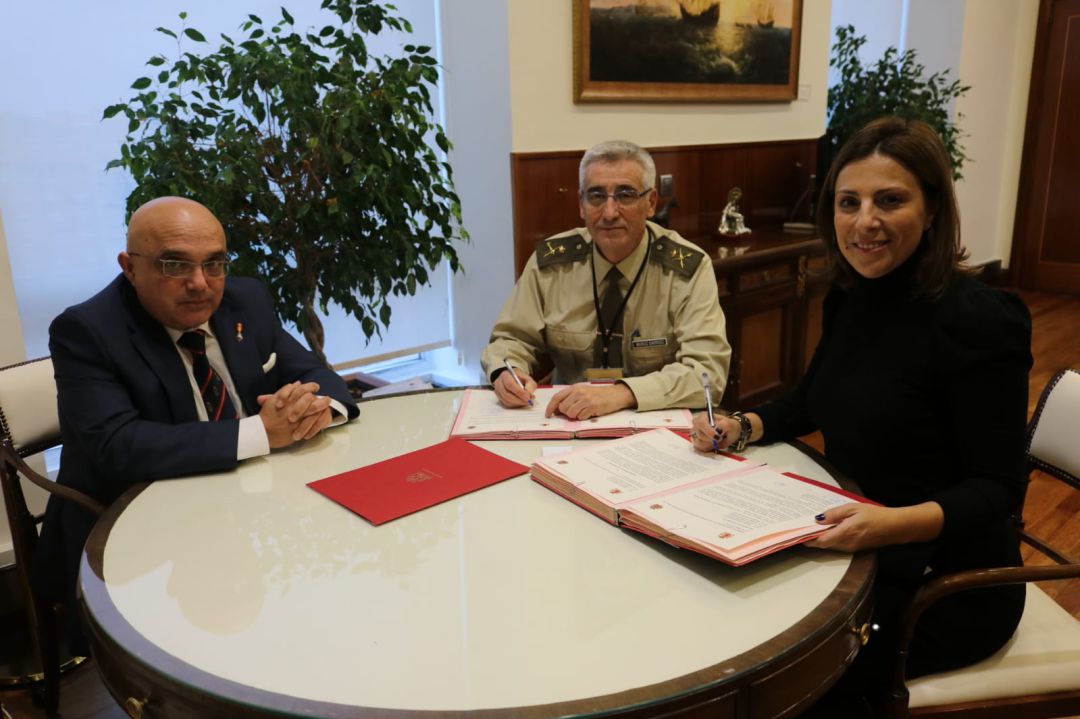 El documento se ha firmado en Madrid con la presencia de la alcaldesa de Ronda, Mª Paz Fernández, el primer teniente de alcalde, Jesús Vázquez y el General de Brigada del Cuerpo de Ingenieros Politécnicos del Ejército de Tierra, Juan Emilio Muñoz Garrido. El documento se ha firmado en Madrid con la presencia de la alcaldesa de Ronda, Mª Paz Fernández, el primer teniente de alcalde, Jesús Vázquez y el General de Brigada del Cuerpo de Ingenieros Politécnicos del Ejército de Tierra, Juan Emilio Muñoz Garrido.