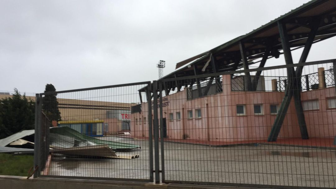 Destrozos causados por el temporal en el campo de fútbol Diego Mena. Destrozos causados por el temporal en el campo de fútbol Diego Mena.