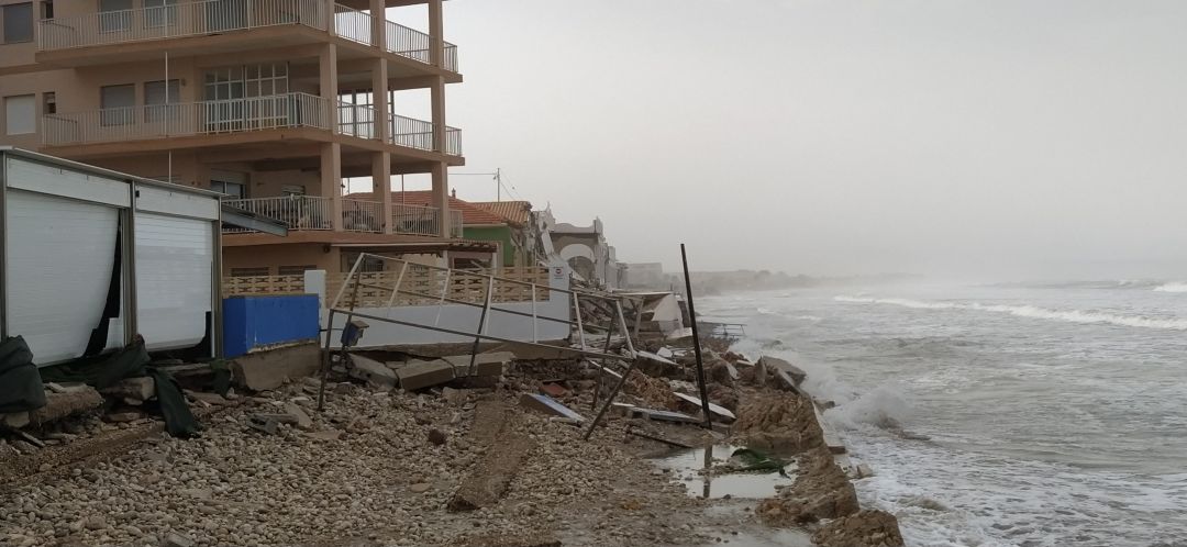 Casas arrasadas por la fuerza del temporal marítimo en Les Deveses. Casas arrasadas por la fuerza del temporal marítimo en Les Deveses.
