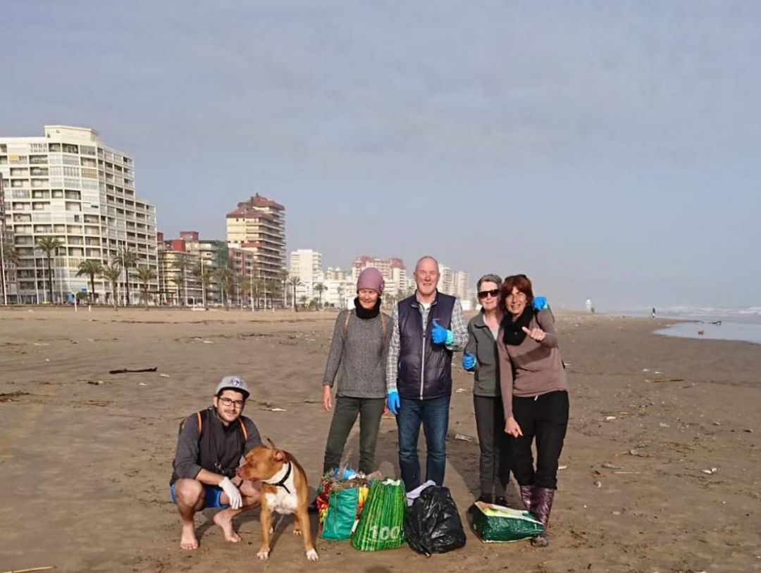 Grupo de gente que ha empezado a limpiar la playa de Gandia Grupo de gente que ha empezado a limpiar la playa de Gandia