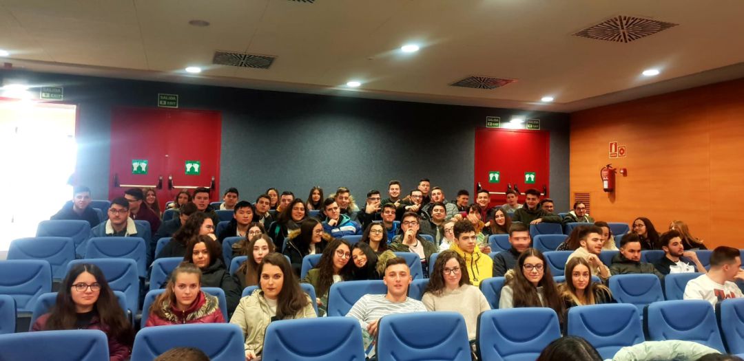 Grupo de alumnas y alumnos del IES Juan López Morillas, en la charla de bienvenida en su visita a la Universidad de Jaén Grupo de alumnas y alumnos del IES Juan López Morillas, en la charla de bienvenida en su visita a la Universidad de Jaén