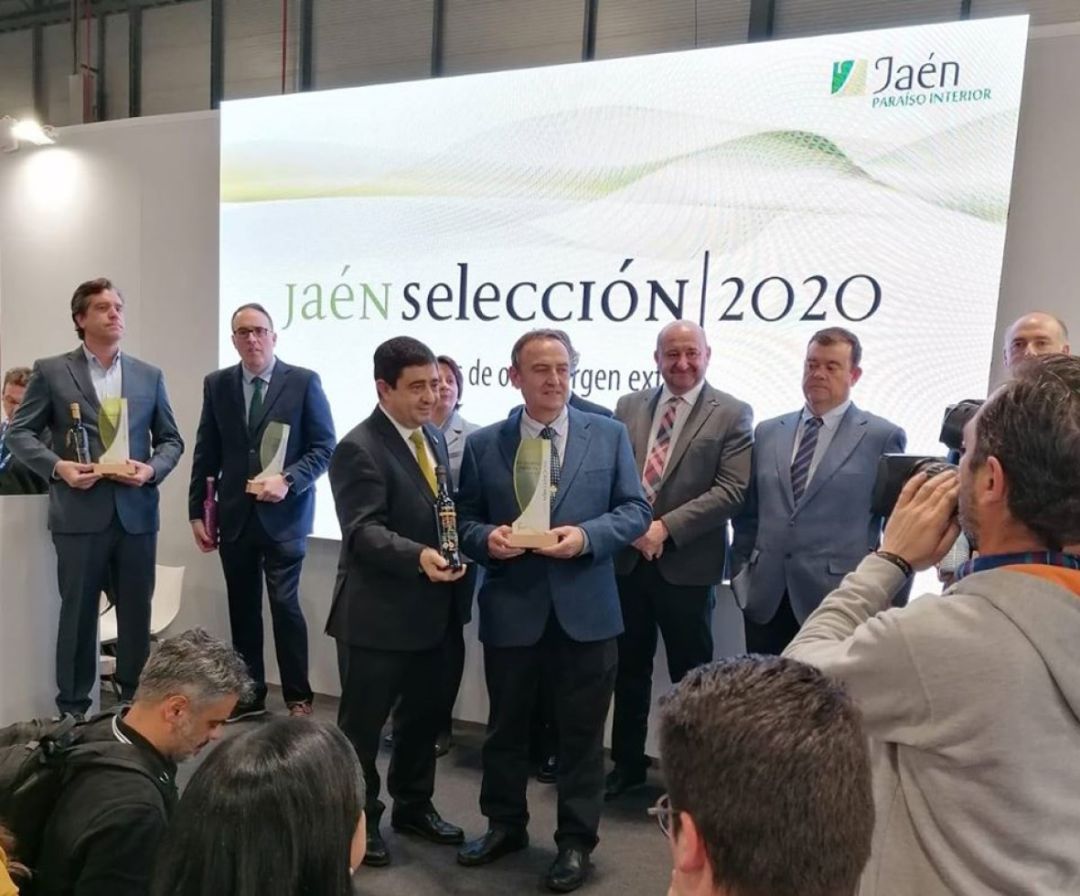 Momento en el que el presidente de la Coop. Stmo. Cristo de la Misericordia, Manuel Ogallar, recibe el reconocimiento 'Jaén Selección' de manos del presidente de la Diputación Provincial, Francisco Reyes Momento en el que el presidente de la Coop. Stmo. Cristo de la Misericordia, Manuel Ogallar, recibe el reconocimiento 'Jaén Selección' de manos del presidente de la Diputación Provincial, Francisco Reyes