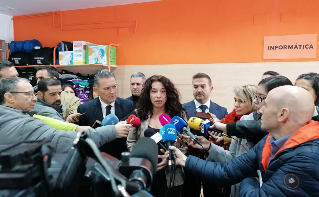 Rocío Ruiz atiende a los medios de comunicación en Linares Rocío Ruiz atiende a los medios de comunicación en Linares