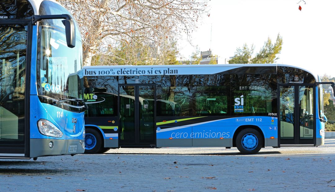 EN la imagen, dos de los autobuses de cero emisiones que realizarán este recorrido. EN la imagen, dos de los autobuses de cero emisiones que realizarán este recorrido.