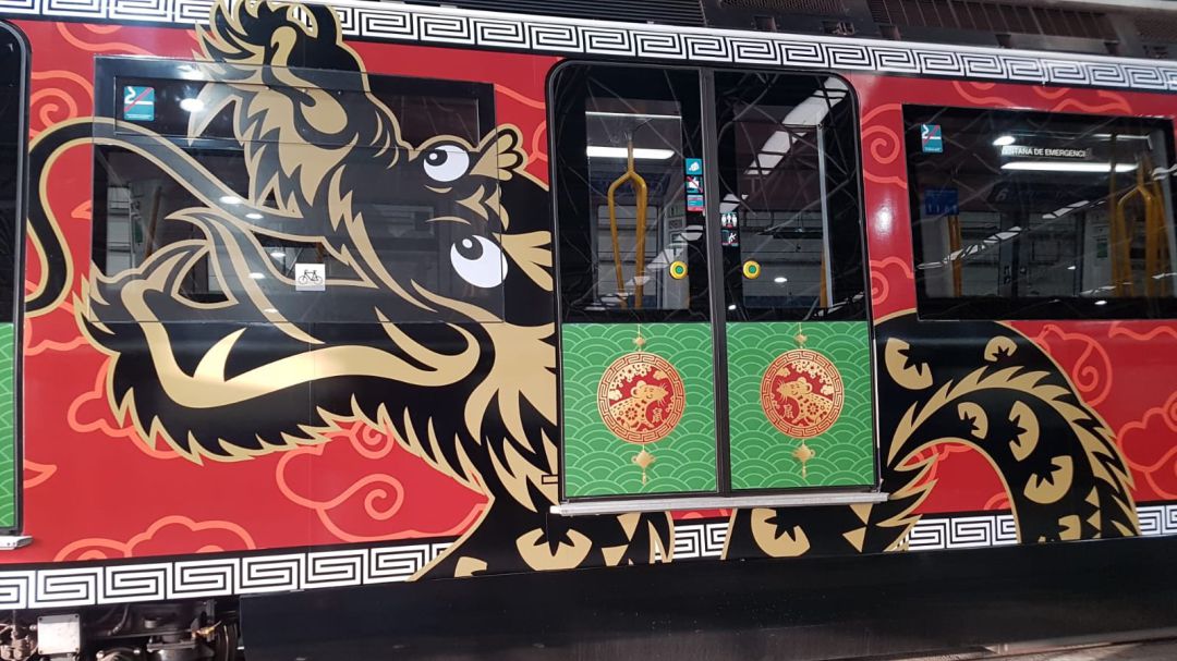 Vagón de un tren de metro de la línea 6 decorado con motivo del año nuevo chino. Vagón de un tren de metro de la línea 6 decorado con motivo del año nuevo chino.