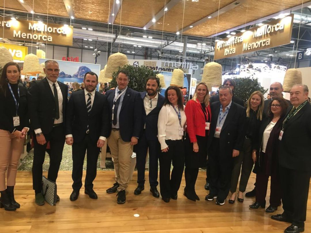 La presidenta de los hoteleros de Mallorca, María Frontera, acompañada de representantes de la delegación balear en FITUR La presidenta de los hoteleros de Mallorca, María Frontera, acompañada de representantes de la delegación balear en FITUR