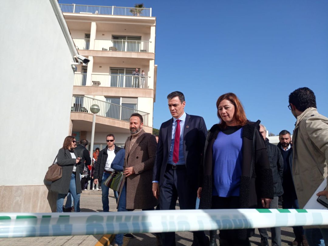 El presidente del Gobierno, Pedro Sánchez, junto con la presidenta del Govern, Francina Armengol, en su visita a Cala Ratjada. El presidente del Gobierno, Pedro Sánchez, junto con la presidenta del Govern, Francina Armengol, en su visita a Cala Ratjada.