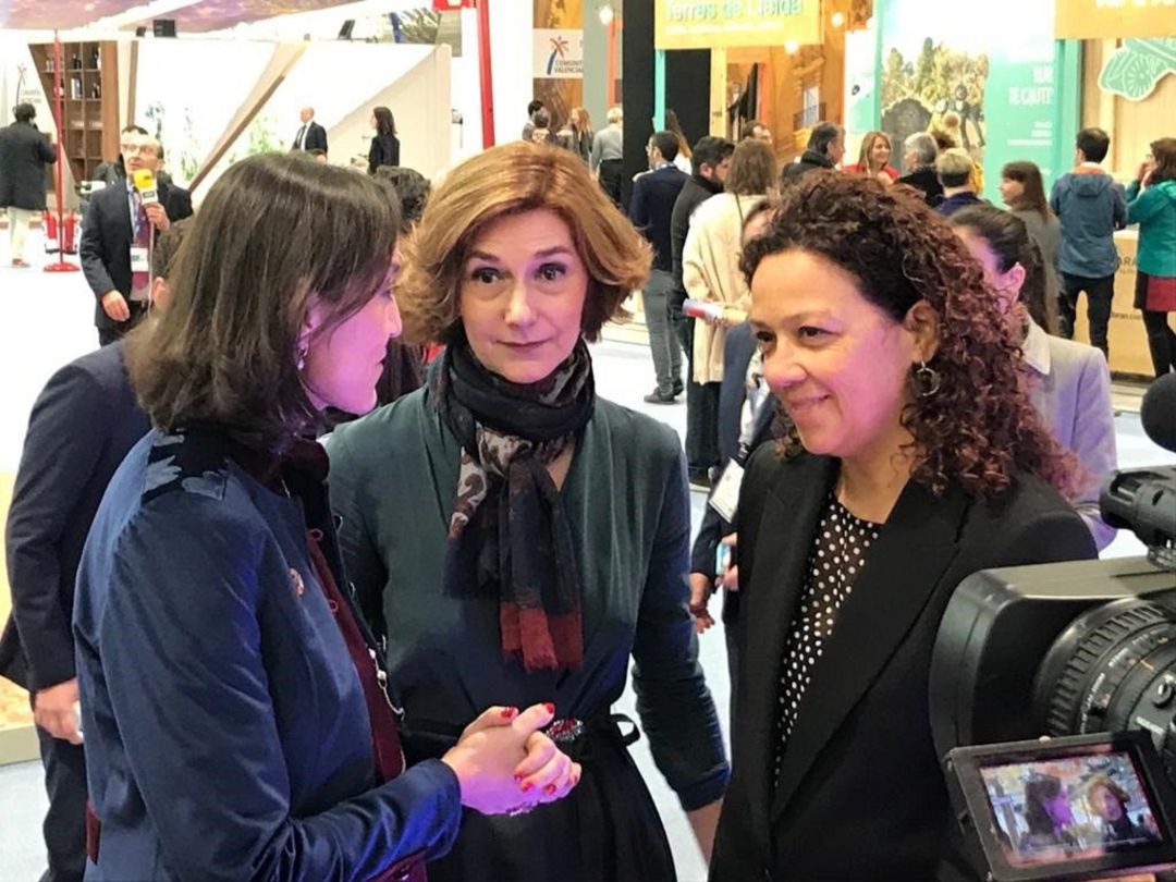 (I-D) La ministra de Industria, Comercio y Turismo, Reyes Maroto, la secretaria de Estado de Turismo, Bel Oliver, y la presidenta del Consell de Mallorca, Catalina Cladera, en Fitur. (I-D) La ministra de Industria, Comercio y Turismo, Reyes Maroto, la secretaria de Estado de Turismo, Bel Oliver, y la presidenta del Consell de Mallorca, Catalina Cladera, en Fitur.
