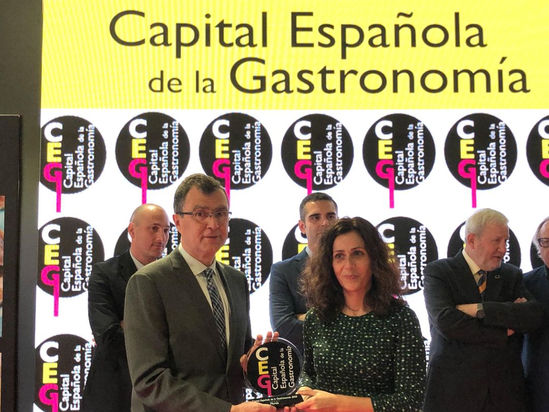 El alcalde de Murcia y la consejera reciben el testigo de Almería El alcalde de Murcia y la consejera reciben el testigo de Almería